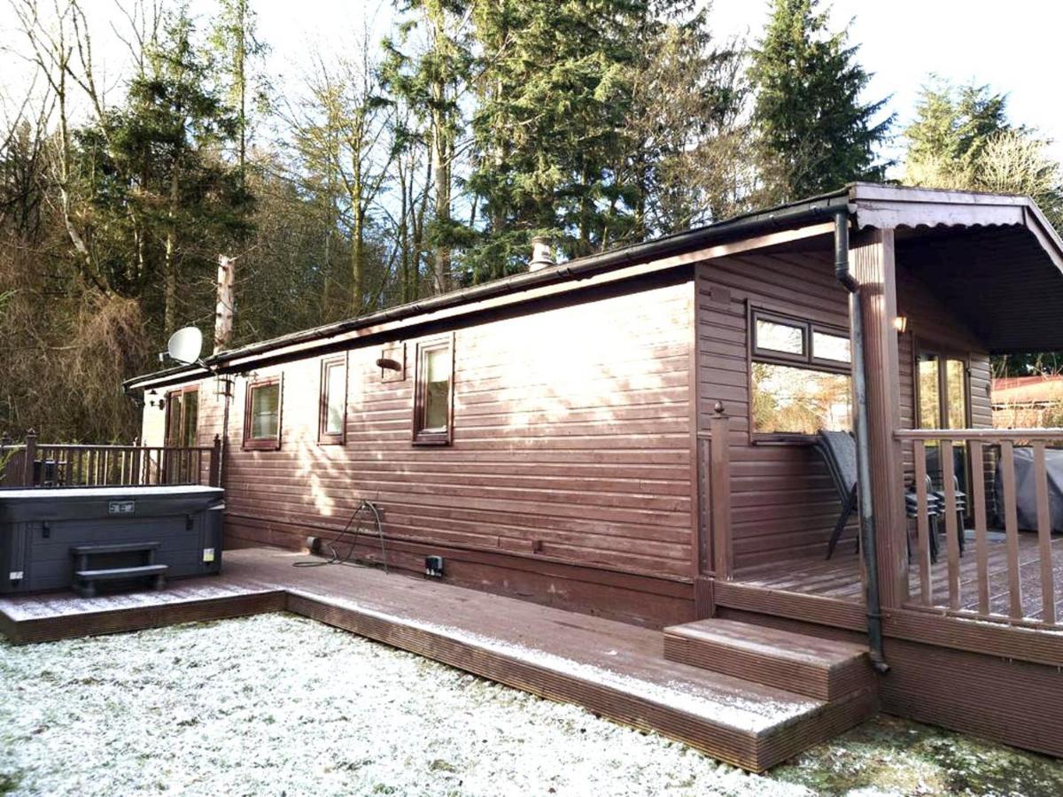 Stunning 4-Bedroom Cabin With Hot Tub In Beattock! Kültér fotó