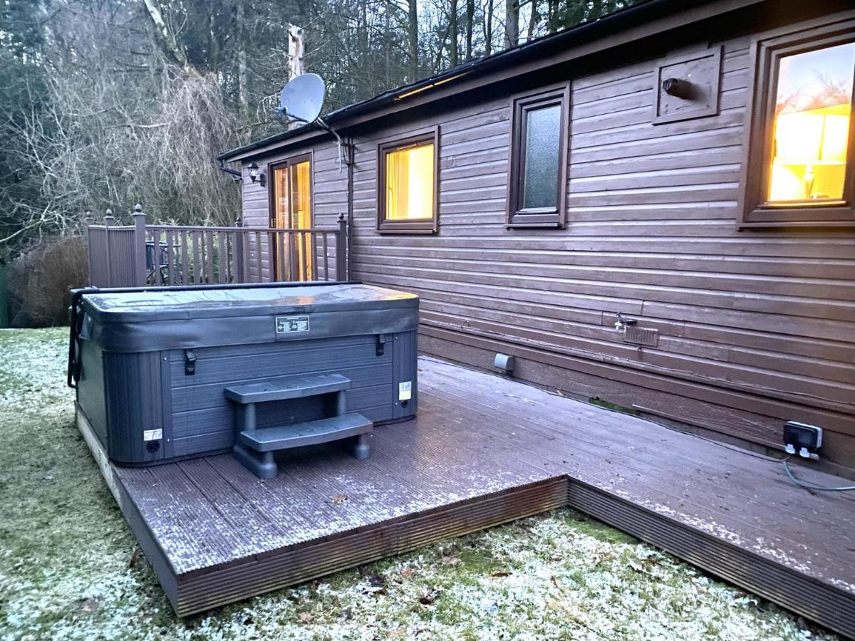 Stunning 4-Bedroom Cabin With Hot Tub In Beattock! Kültér fotó